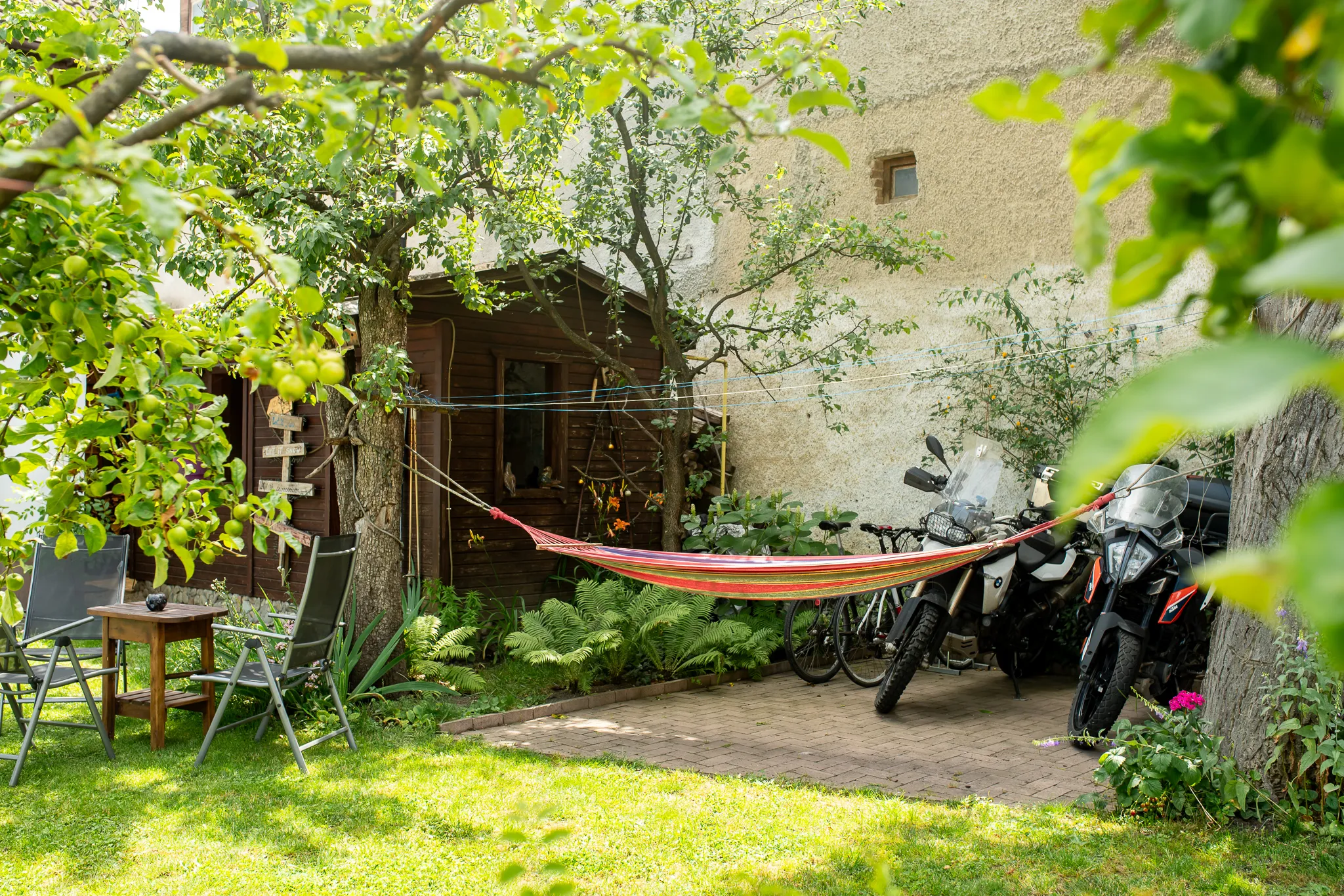 O grădină pentru toate anotimpurile — Pensiunea LaDespani, Brașov
